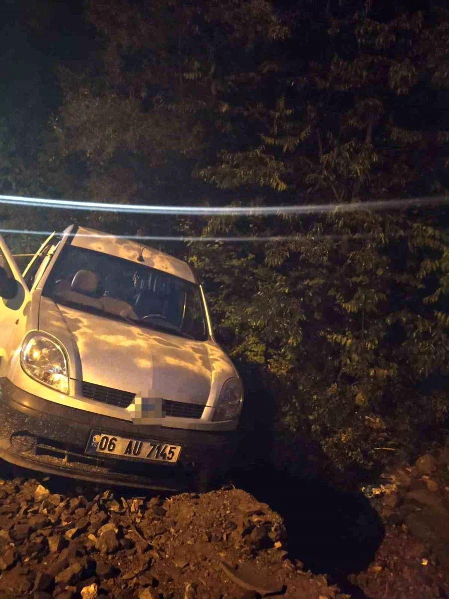 Bozuk yolu fark etmeyen sürücü şarampole düştü