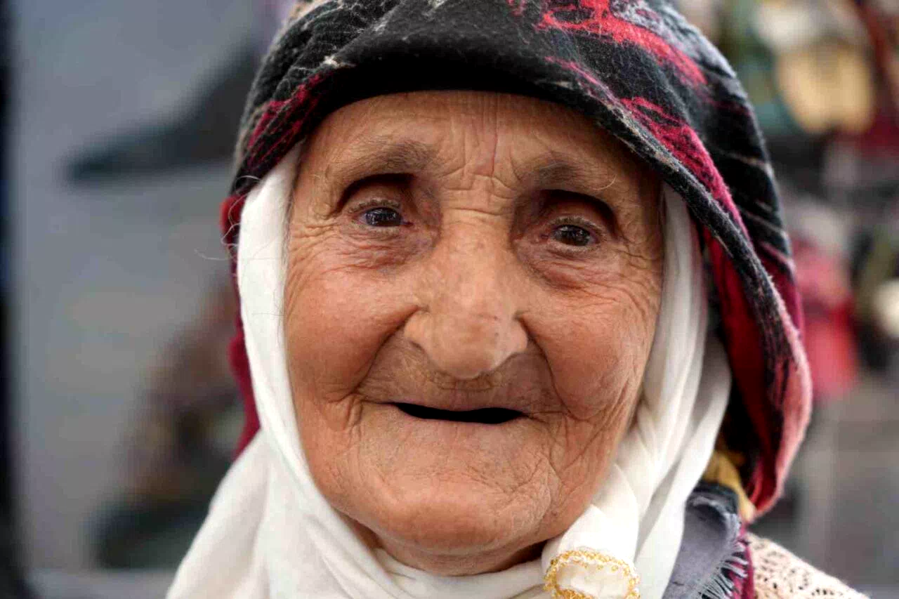 Buğday Meydanının 98 yaşındaki ninesi çorap satarak aile bütçesine katkıda bulunuyor