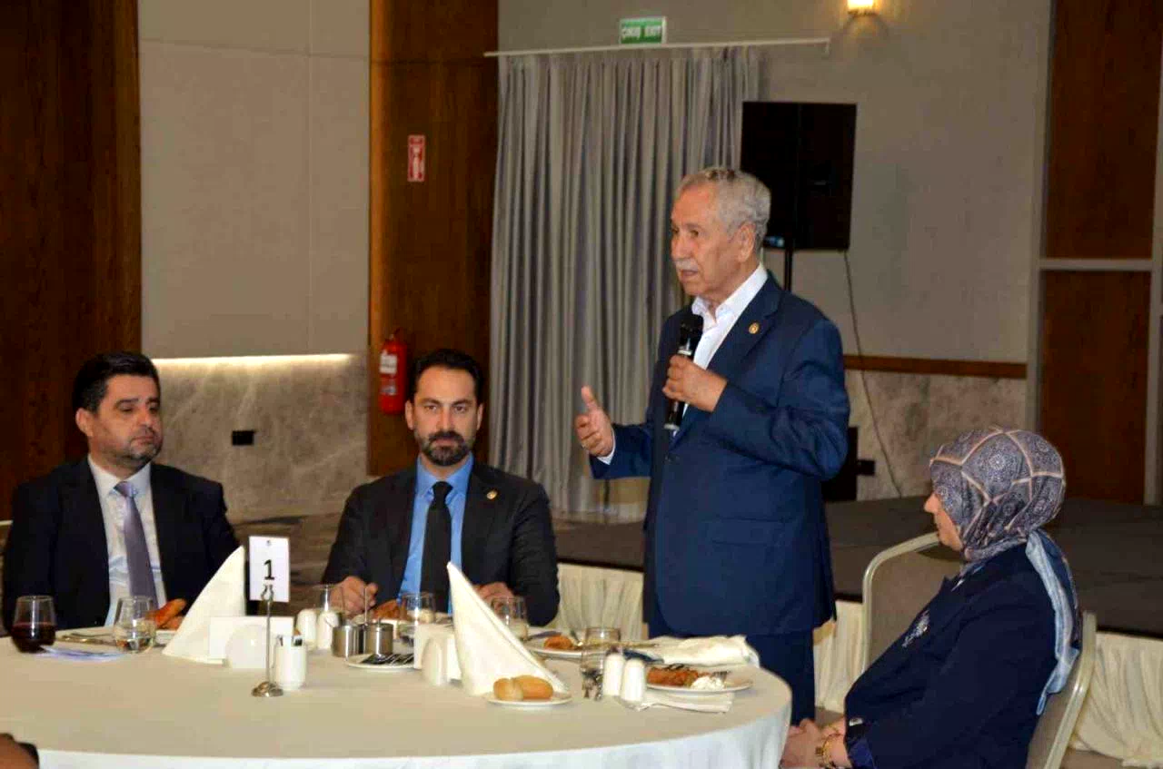 Bülent Arınç: “Türkiye ne gördüyse AK Parti sayesinde gördü”