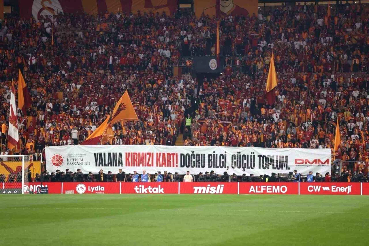 Burhanettin Duran: “Yeşil sahada açılan bu pankartlar, sadece slogan değil; dijital dünyadaki güvenliğimiz için birer mesaj”