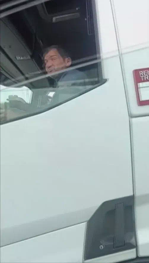 BURSA’DA YOL VERME MESELESİNDE TIR SÜRÜCÜSÜNDEN CAMDAN KÜLLÜK FIRLATILDI.