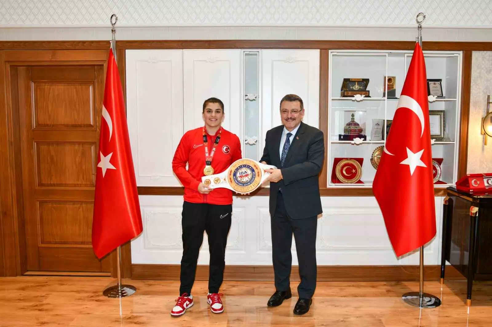 “Busenaz Sürmeneli’ye Trabzon’dan Gurur Veren Ziyaret!”