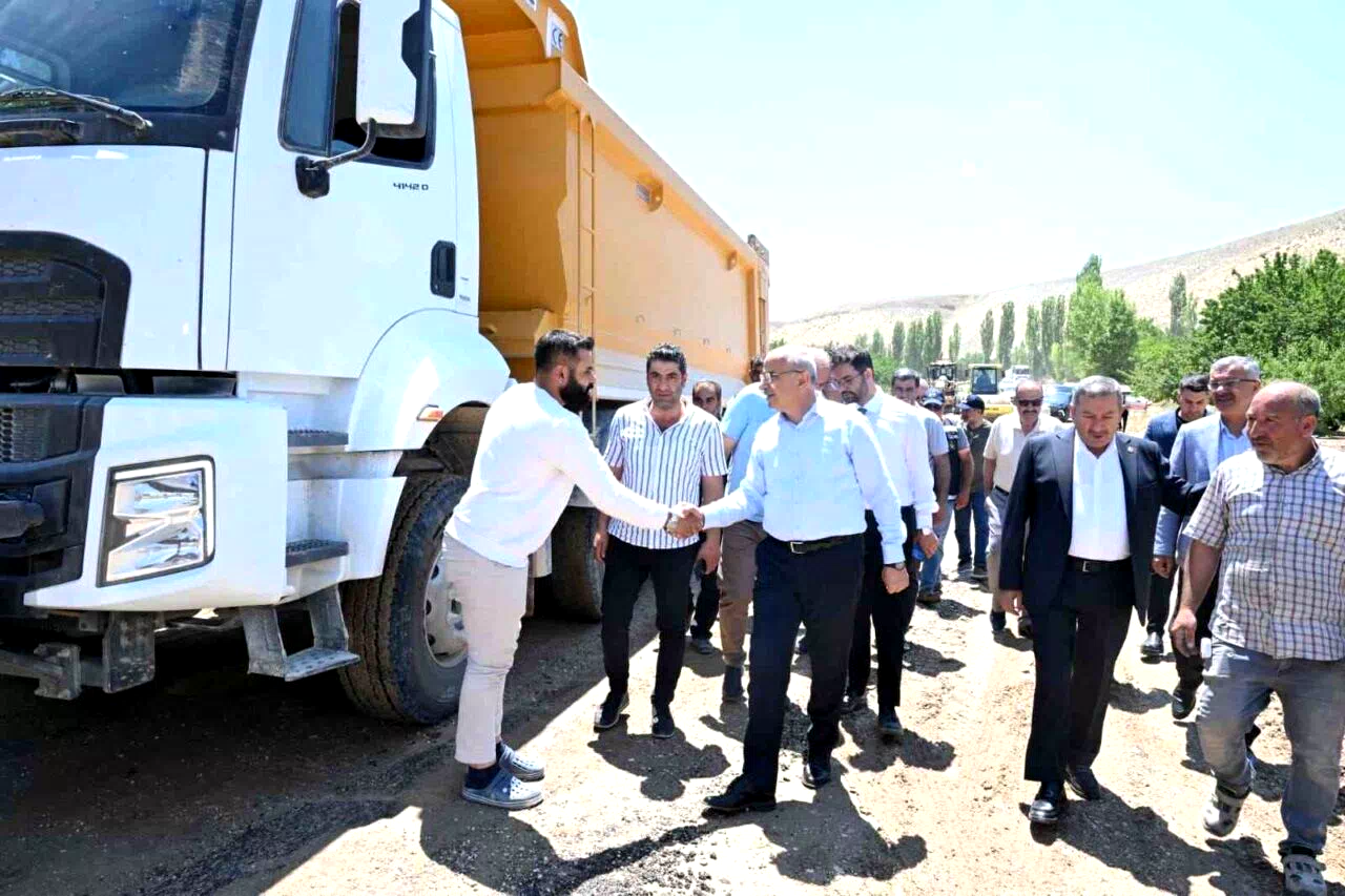 Büyükşehir, 55 mahalleyi birbirine bağlayan yolda standardı yükseltiyor