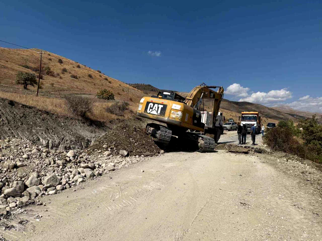 Büyükşehir Belediyesi ekipleri kış öncesi mahalle köy yolları için seferber oldu