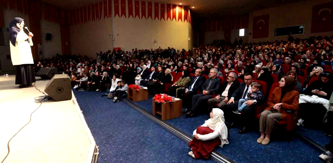 Büyükşehir’in aile eğitimi söyleşisi yoğun ilgi gördü