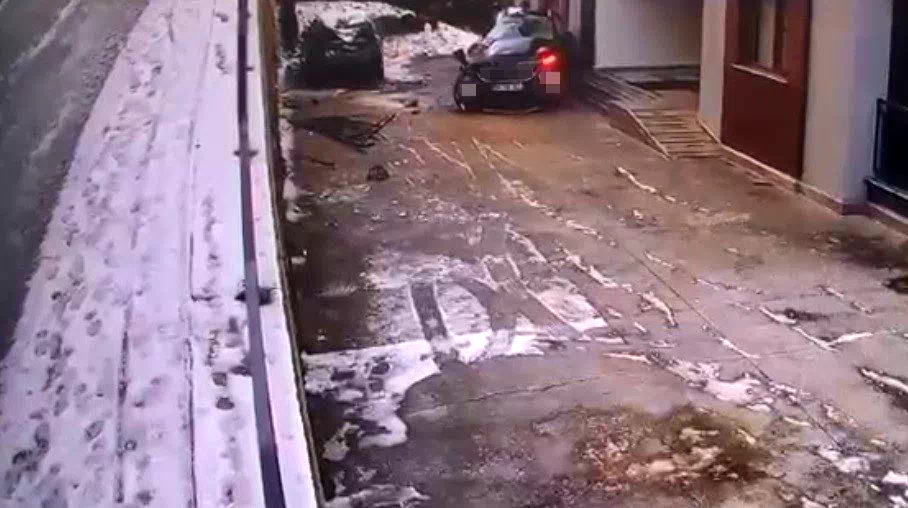Buzlanan yolda kontrolden çıkan cip sitenin bahçesine uçtu