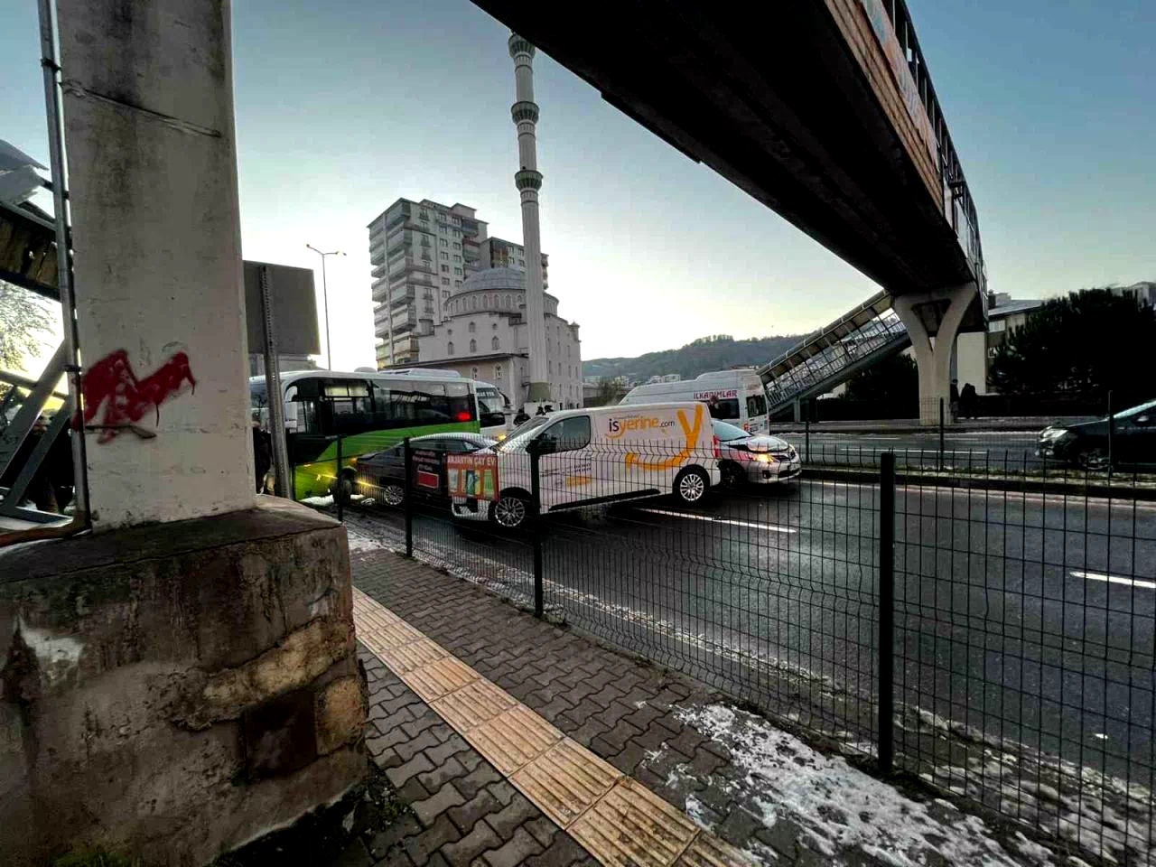 Buzlanma zincirleme kazaya neden oldu