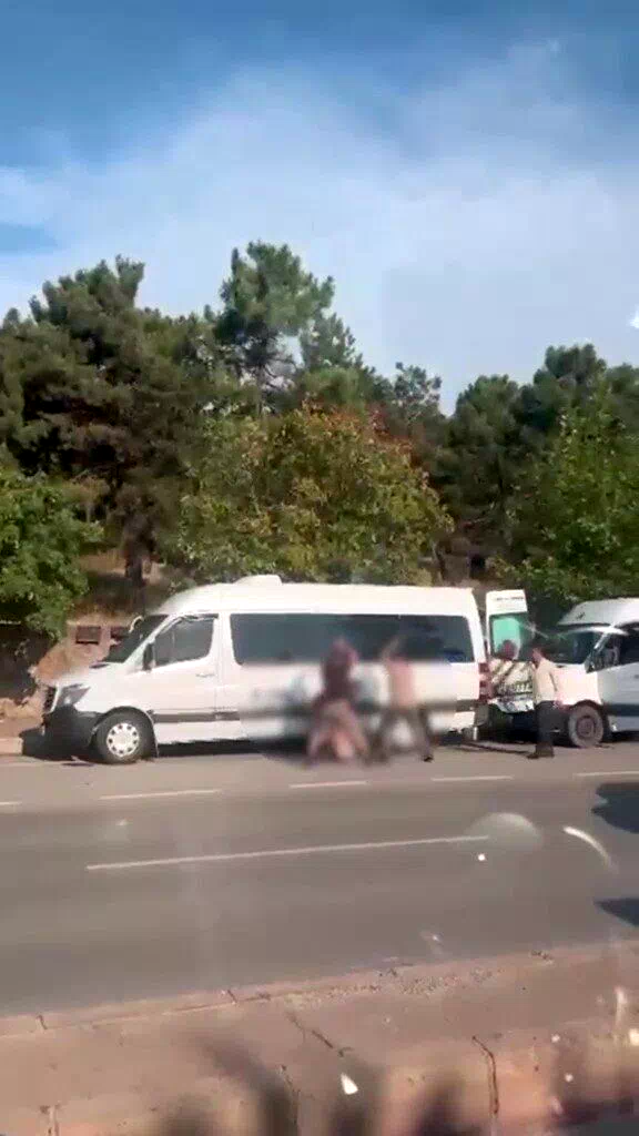 Cadde ortasında dehşet anları: Demir sopalarla darp ettiler