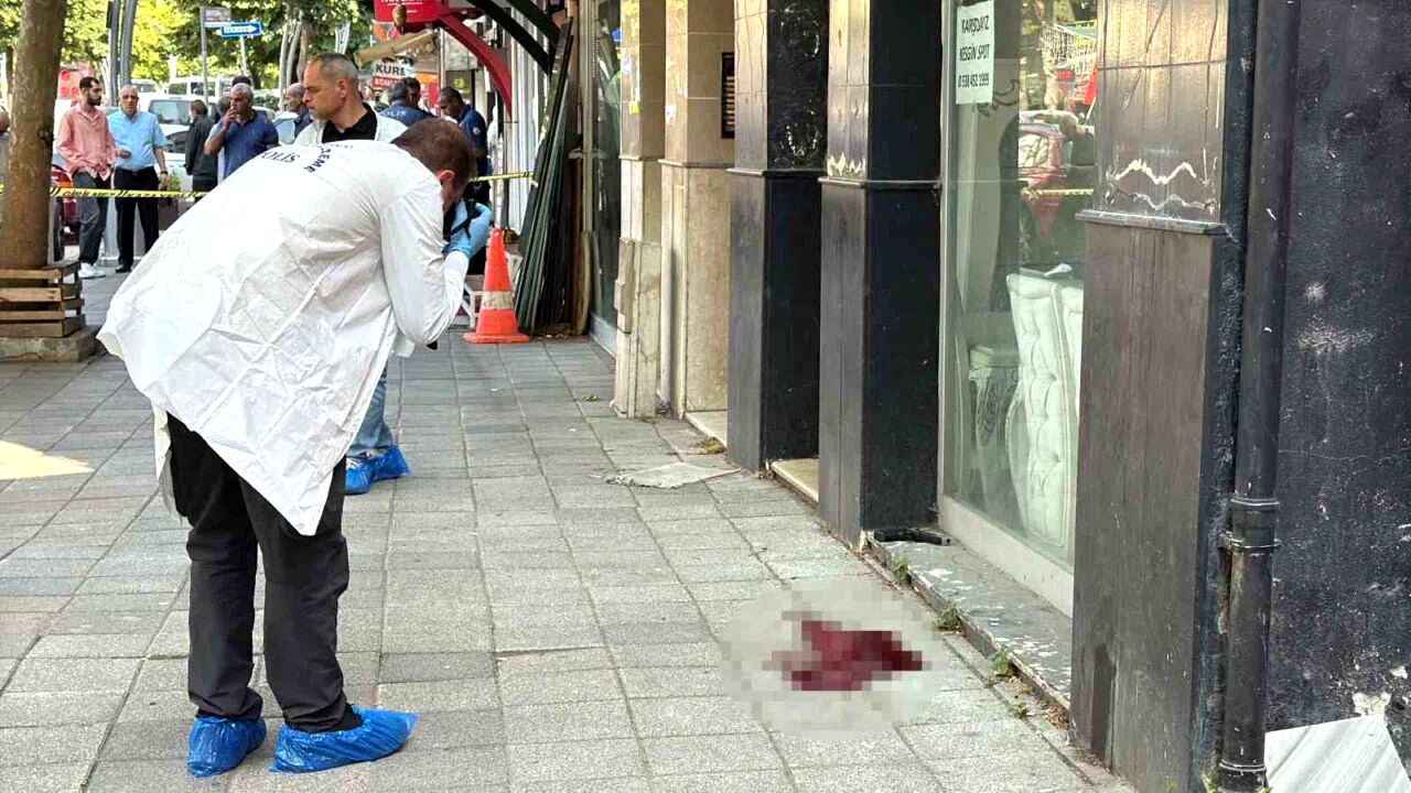 Caddede başından vuruldu, hastanede hayatını kaybetti