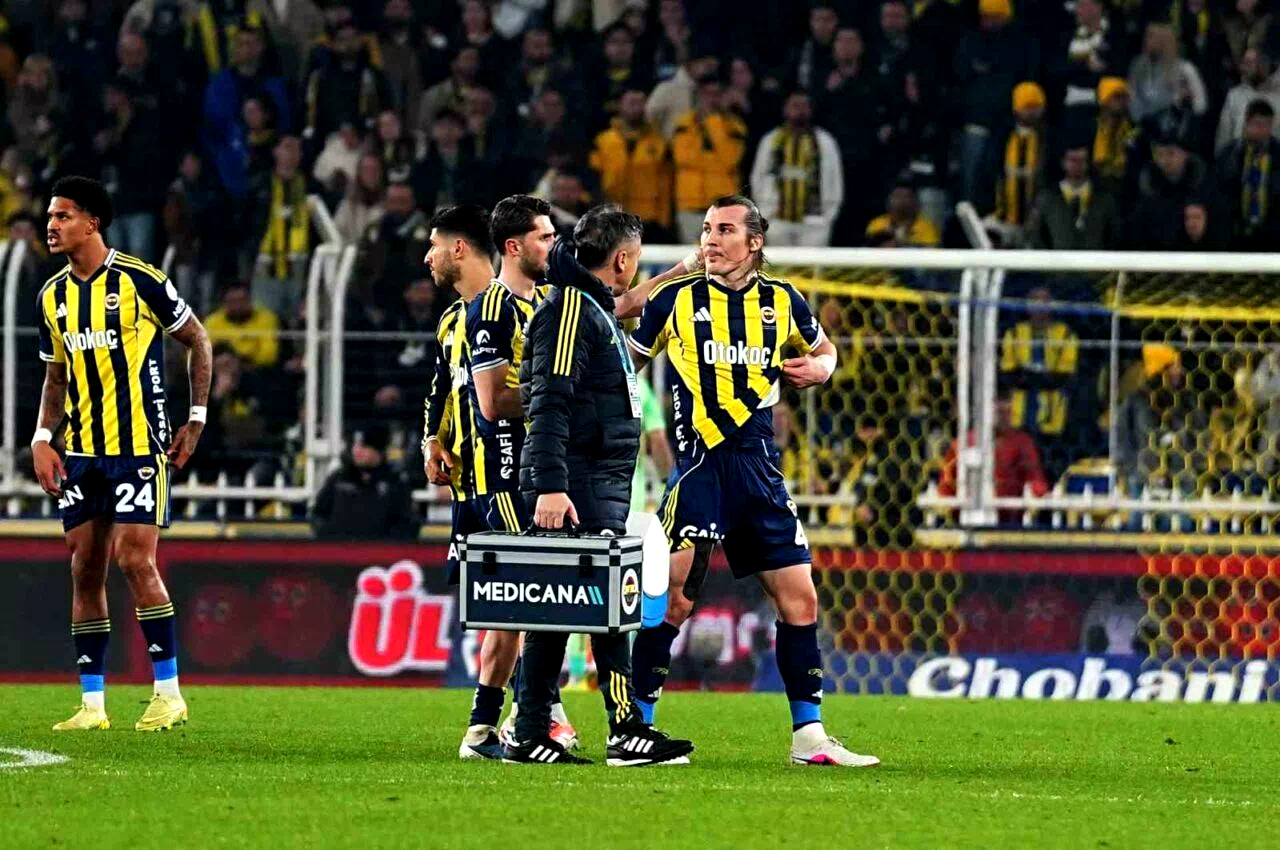 Çağlar Söyüncü ve Oosterwolde, Kasımpaşa maçının ilk yarısında sakatlanarak çıktı