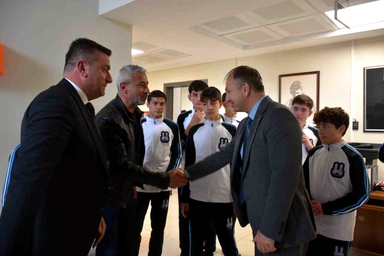 Çakmur, Ahmet Hamdi Tanpınar Ortaokulu futsal takımını kutladı