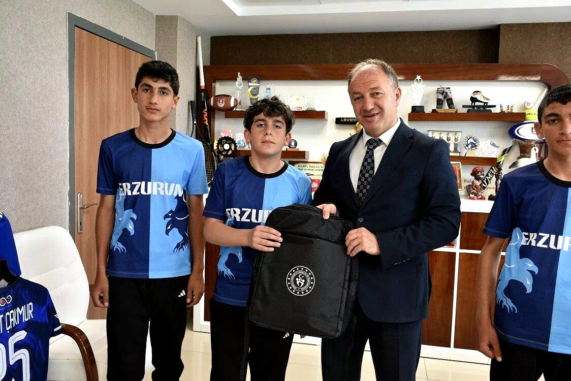 Çakmur kutladı hediye verdi