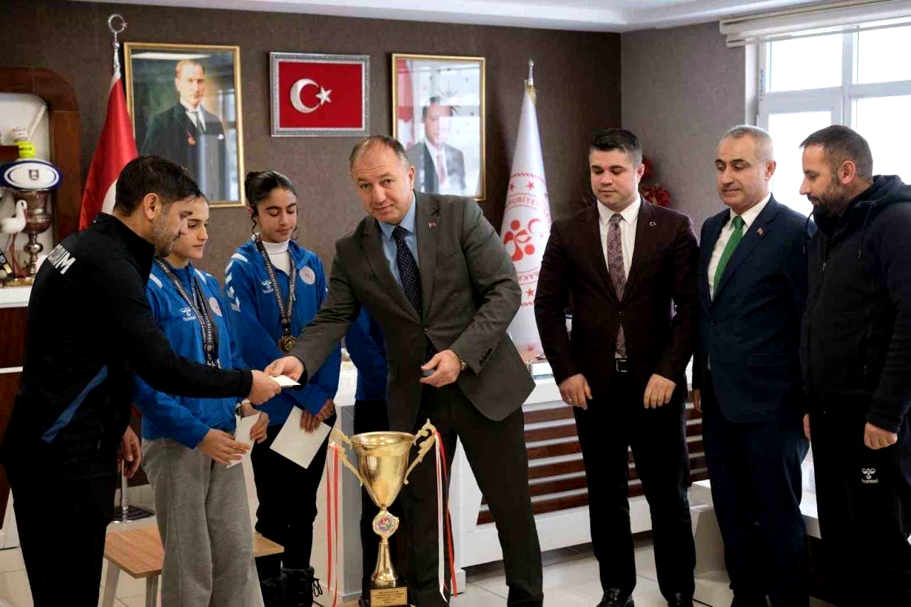 Çakmur şampiyon atletleri ödüllendirdi