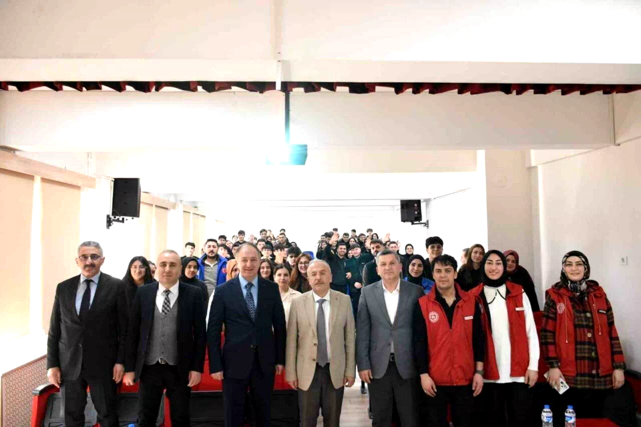 Çakmur; “Sizi başkanlarından ayıracak mutlak bir özelliğiniz olsun”