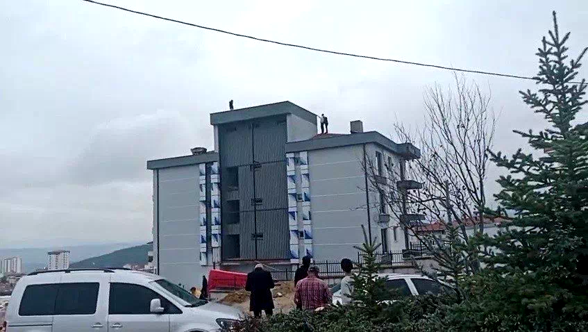 Çalıştığı firmadan alacağını alamadığını iddia eden işçi çatıya çıktı