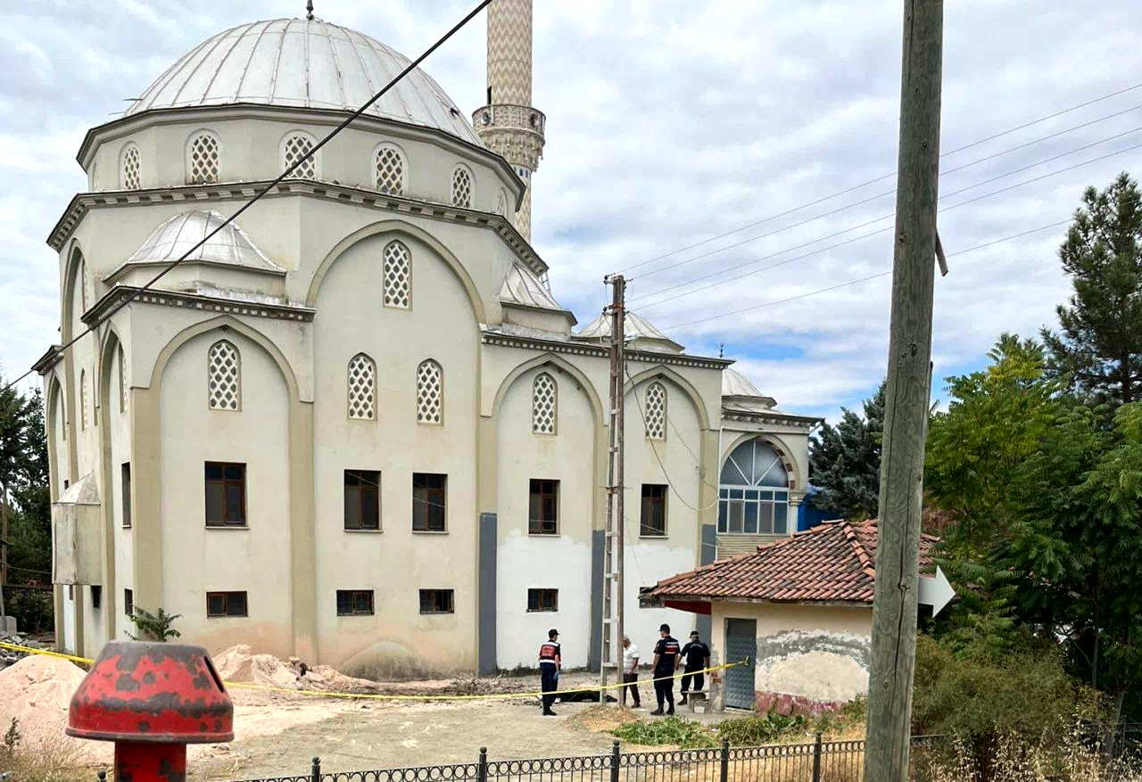 Cami kubbesinden düşen şahıs hayatını kaybetti