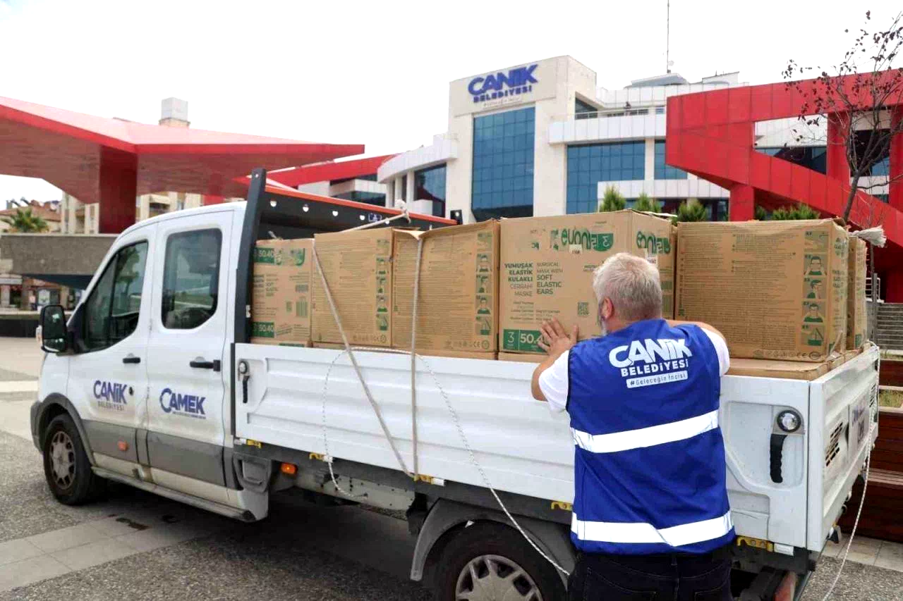 Canik Belediyesi’nden sağlık kurumlarına 100 bin maske desteği