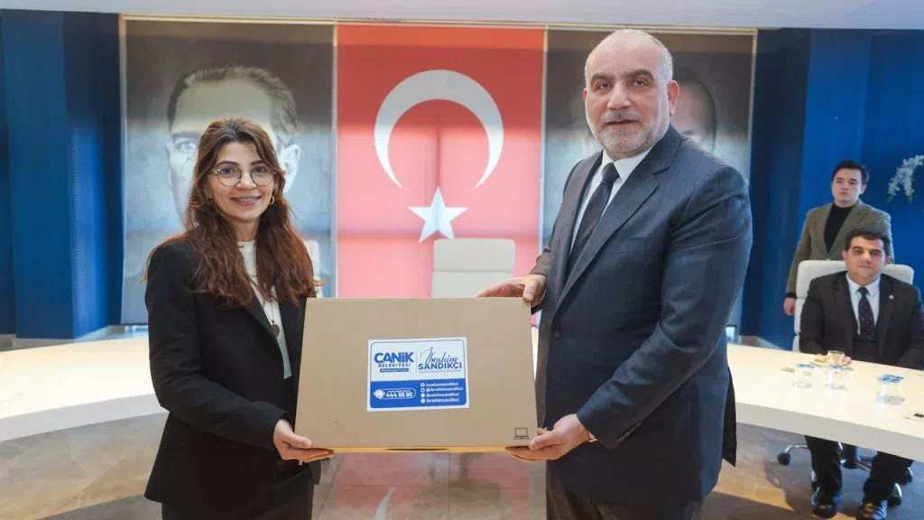 Canik Belediyesinden öğretmenlere laptop desteği