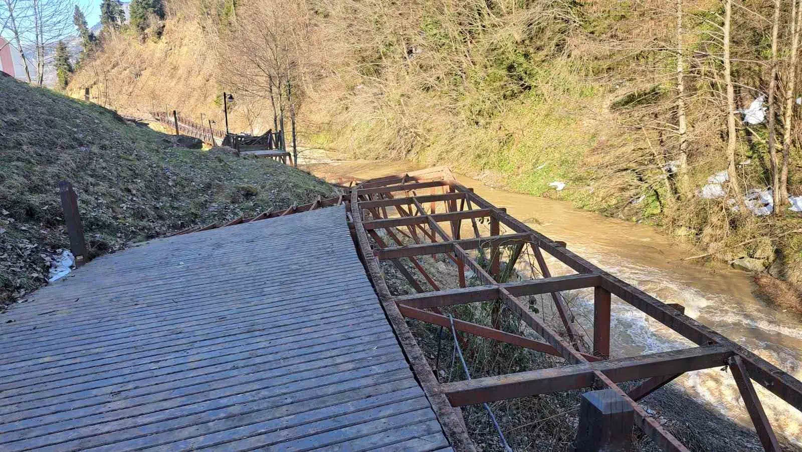 CANiK ŞELALESi YÜRÜYÜŞ YOLU HEYELANDAN ZARAR GÖRDÜ