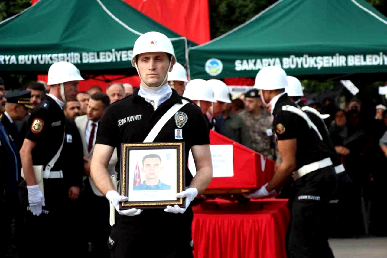 Çankırı’daki kazada hayatını kaybeden polis özel harekat kursiyeri Sakarya’da defnedildi