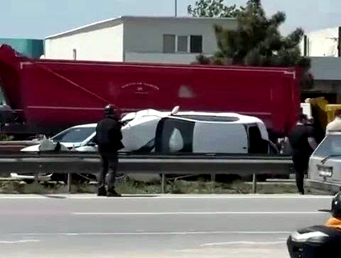 Çarpıştığı otomobil ile bariyer arasında sıkıştı