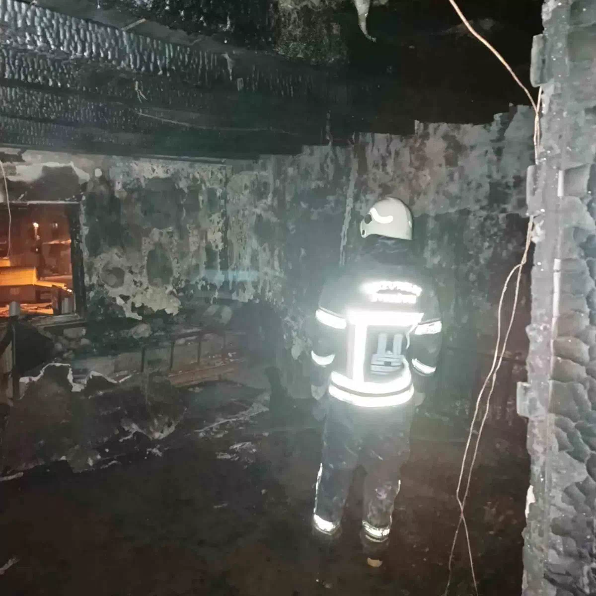 Çat ilçesine bağlı Karaşeyh Mahallesi’nde evde çıkan yangında yatalak hasta hayatını kaybetti.