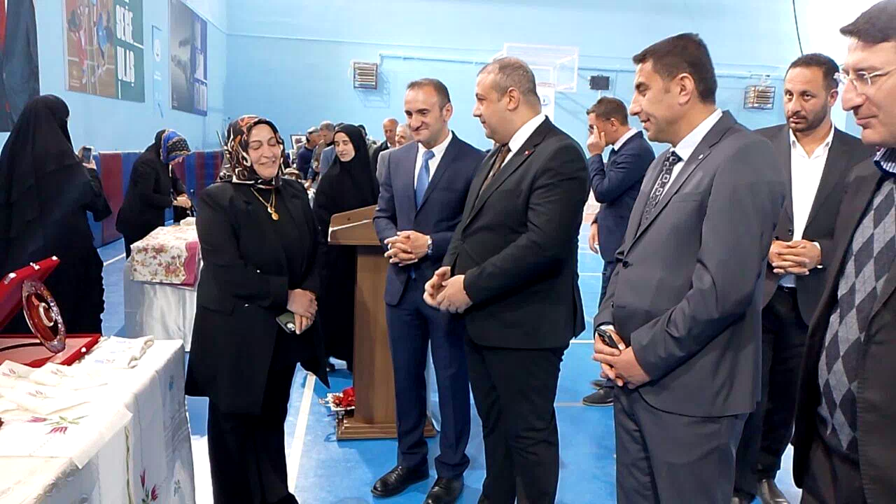 Çat’ta Halk Eğitim Merkezi yıl sonu sergisine büyük ilgi