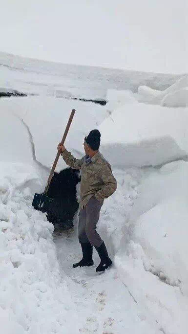 Çatıdan düşen kar kütlesinden saniyelerle kurtuldu