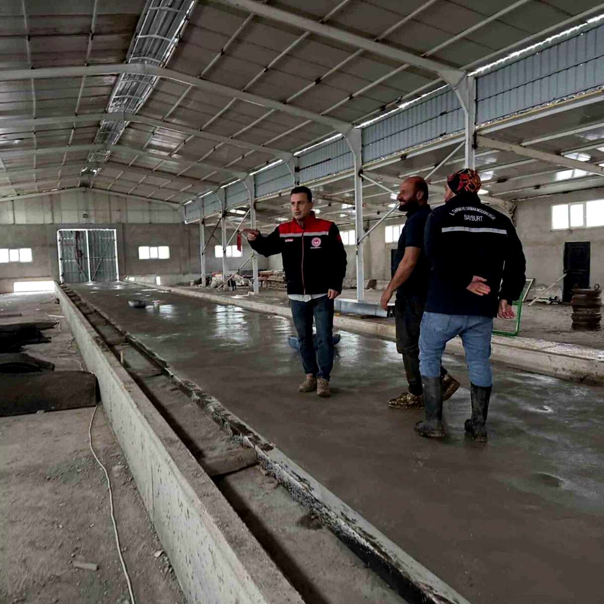 Çatıksu’da modern büyükbaş ahırı inşa ediliyor