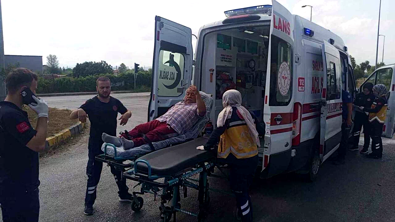 Çaycuma’da hasta sevki yapan ambulansla otomobil çarpıştı