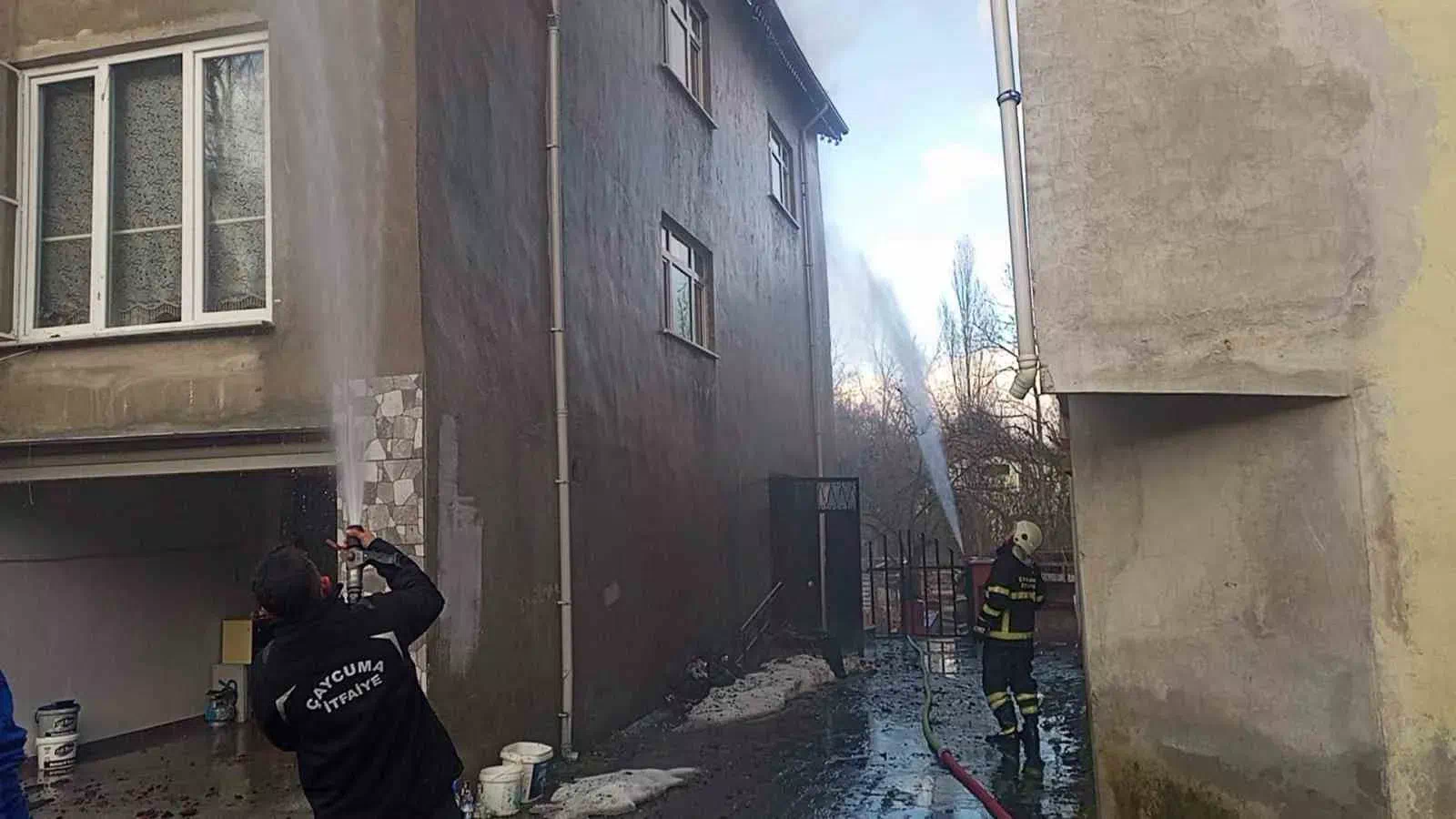 Çaycuma’da İftar Saatinde Çıkan Yangında 3 Katlı Evin Çatısı Kül Oldu