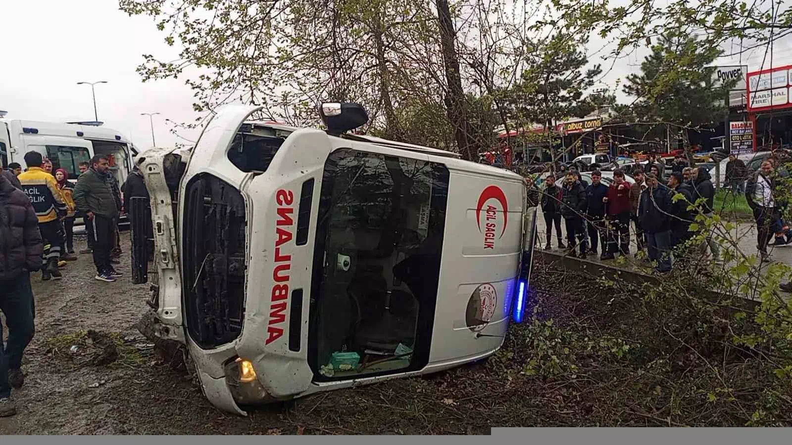 Çaycuma’da Otomobil ile Ambulansın Çarpışması: 3’ü Sağlık Çalışanı 6 Yaralı