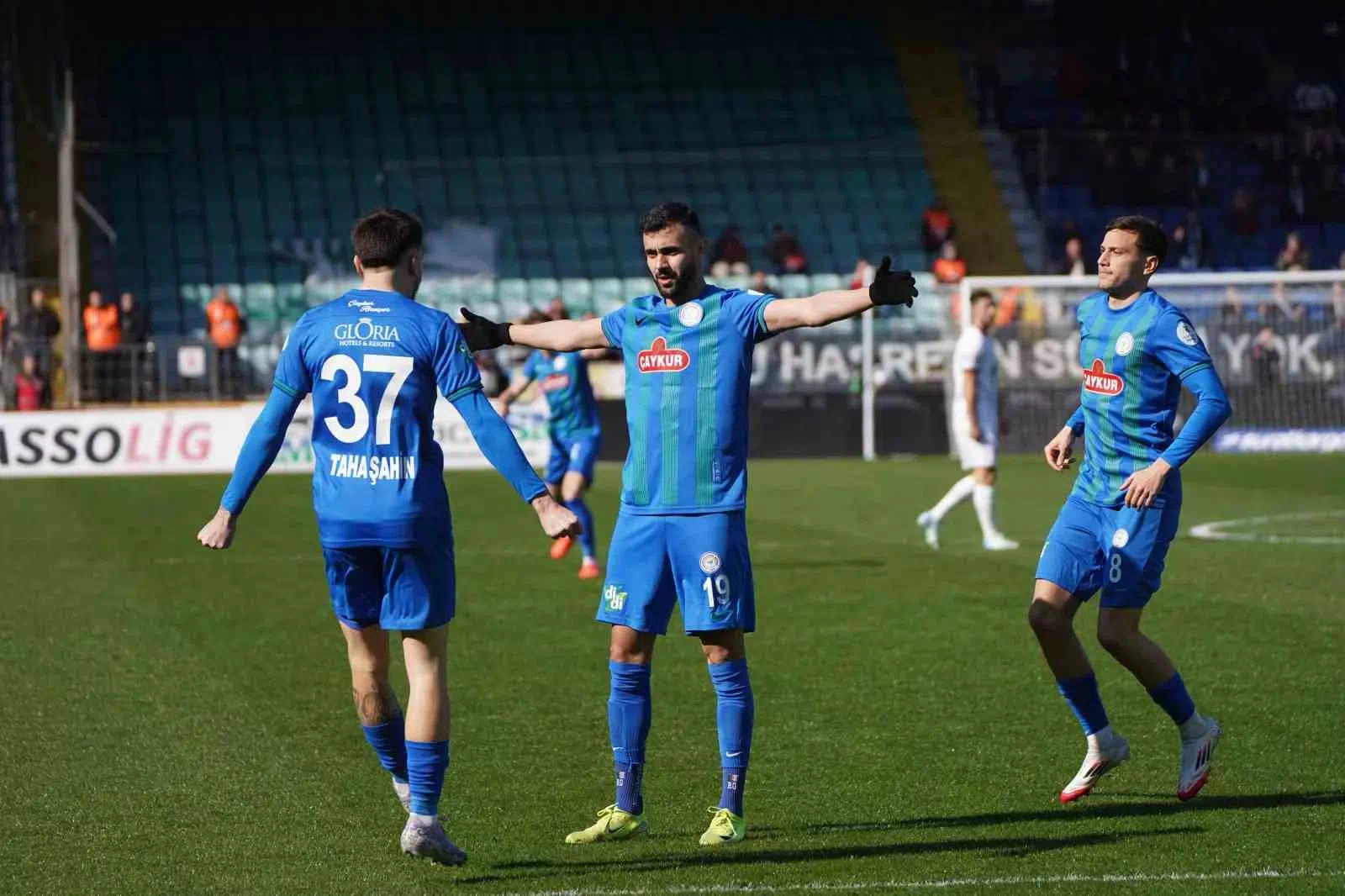 Çaykur Rizespor evinde Alanyaspor’u 3-1 mağlup etti.