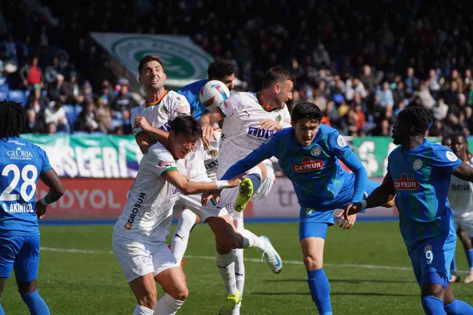 Çaykur Rizespor ile Corendon Alanyaspor arasında golsüz eşitlik var.