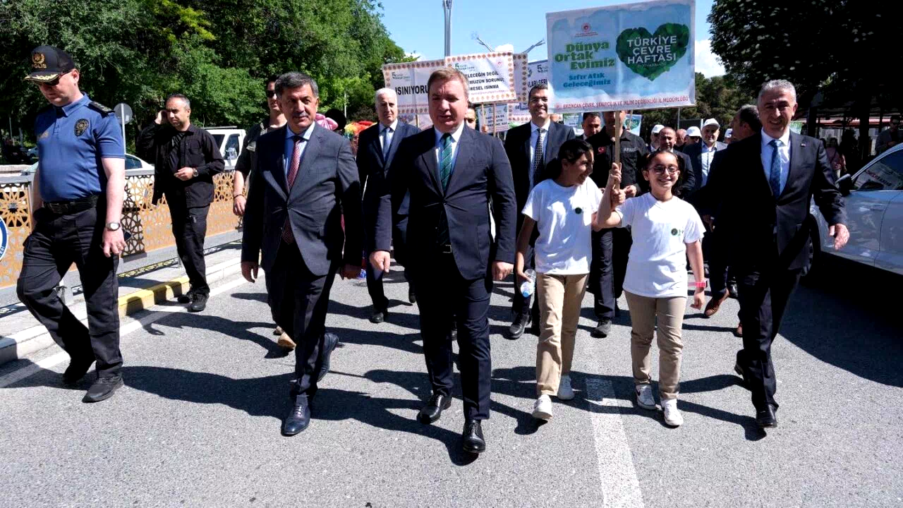 “Çevrene İyi Bak: Plastik Kirliliği İle Mücadele” temalı farkındalık yürüyüşü düzenlendi