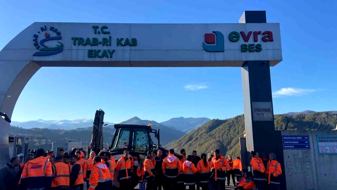 Çevreye yaydığı kötü kokular ile gündemdeydi, şimdi ise maaşlarını alamayan işçilerin eylemi ile gündemde