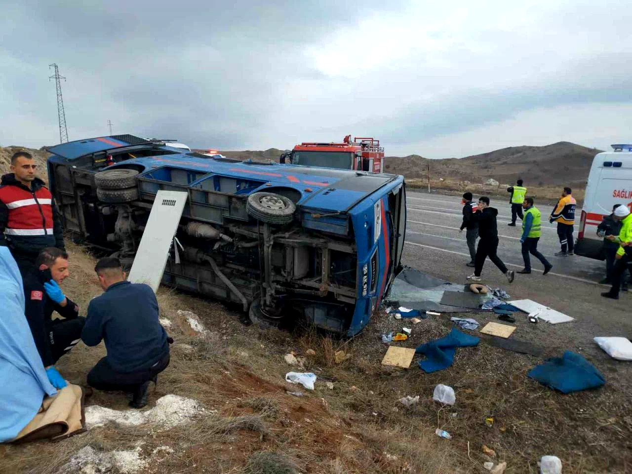Cezaevi nakil aracı devrildi, aralarında mahkûmların da bulunduğu 5 kişi yaralandı