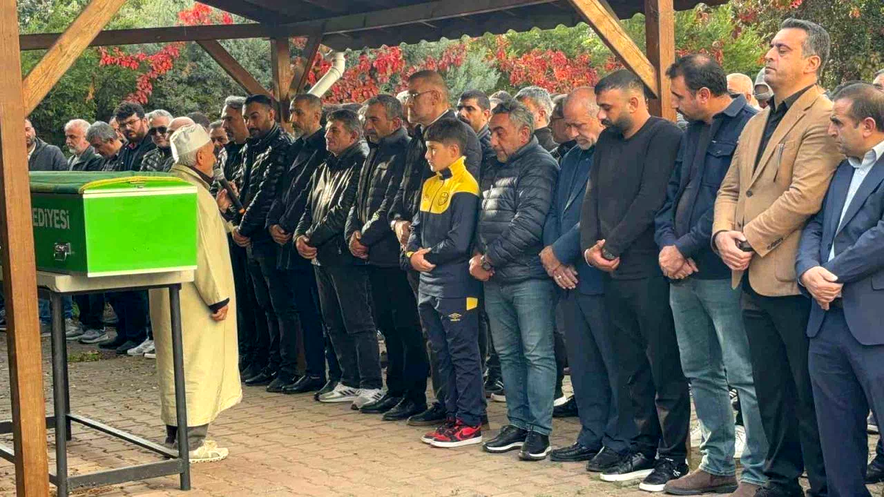 Cezavindeki odasında ölü bulunan Thodex’in kurucusu Faruk Fatih Özer, Kocaeli’de toprağa verildi