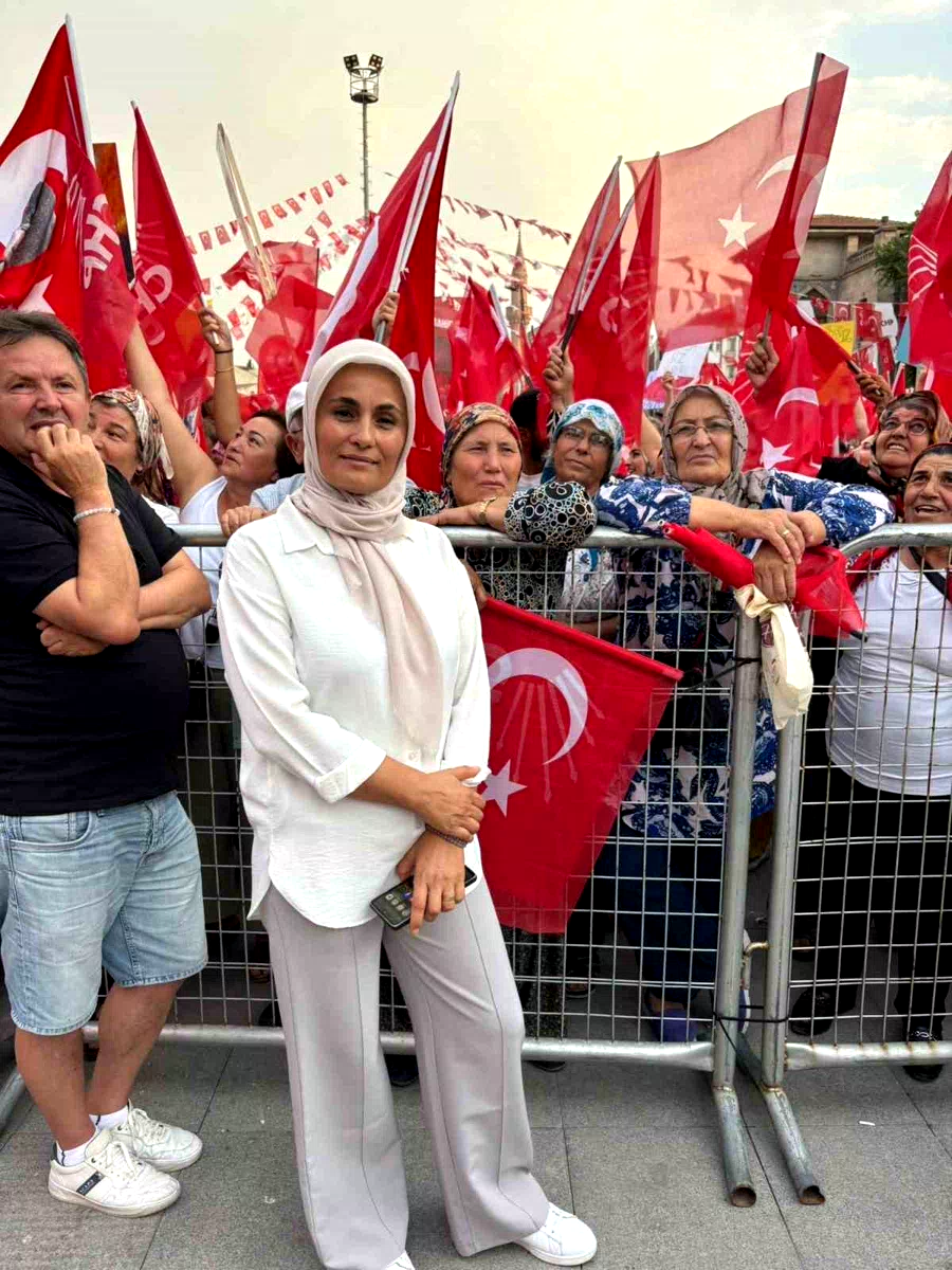 CHP Aksu Kadın Kolları Başkanı Menzil Çakmak görevinden istifa etti
