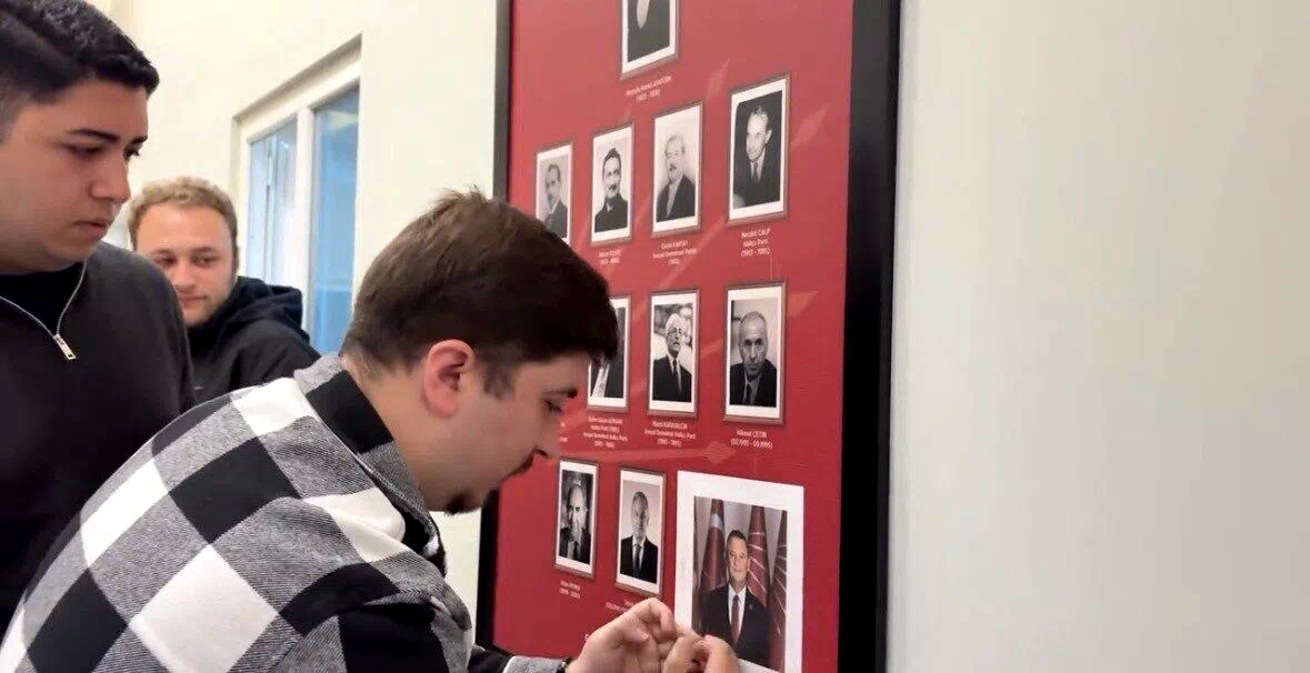 CHP Bolu Gençlik Kolları üyeleri Kılıçdaroğlu’nun fotoğrafının üstüne Özgür Özel’in fotoğrafını yapıştırdı