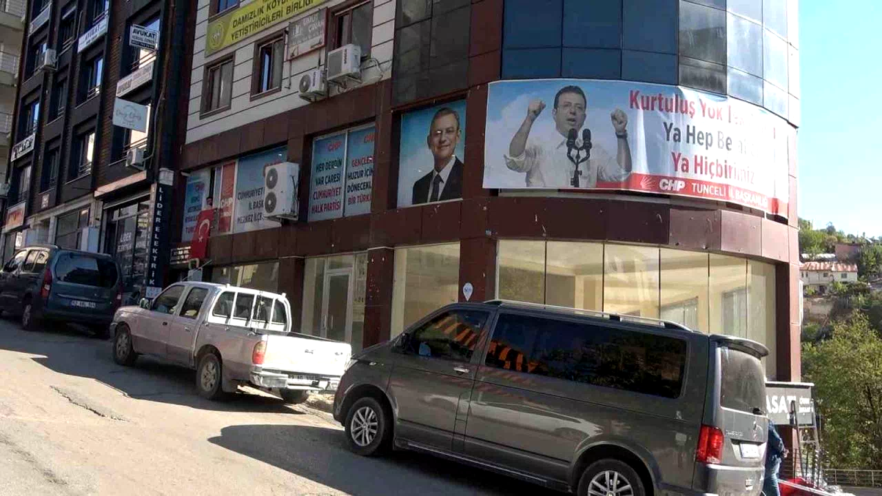 CHP’de demokrasi isyanı: İl başkanı ve yönetim kendilerini binaya kilitleyip eylem başlattı