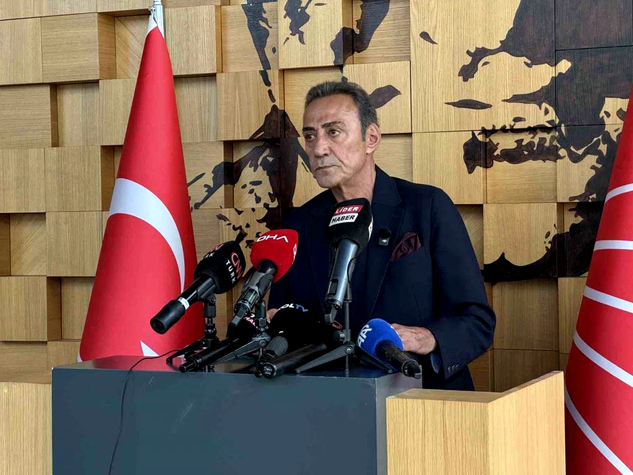 CHP’den ihracı istenen eski İl Başkanı Berhan Şimşek: “Bu partiyi mahkeme koridorlarına, pavyon masalarına biz mi düşürdük”