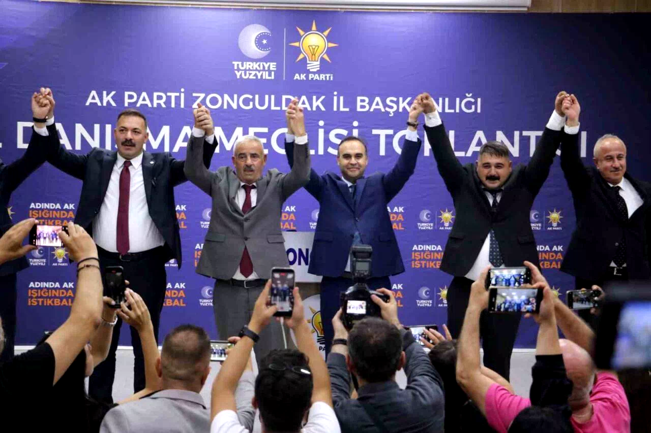 CHP’den istifa eden iki meclis üyesi AK Parti’ye geçti, rozetleri Bakan Kacır taktı