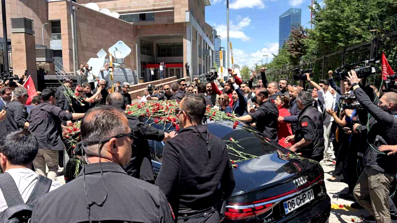 CHP Genel Başkanı Kılıçdaroğlu, Genel Merkez’de çiçeklerle karşılandı