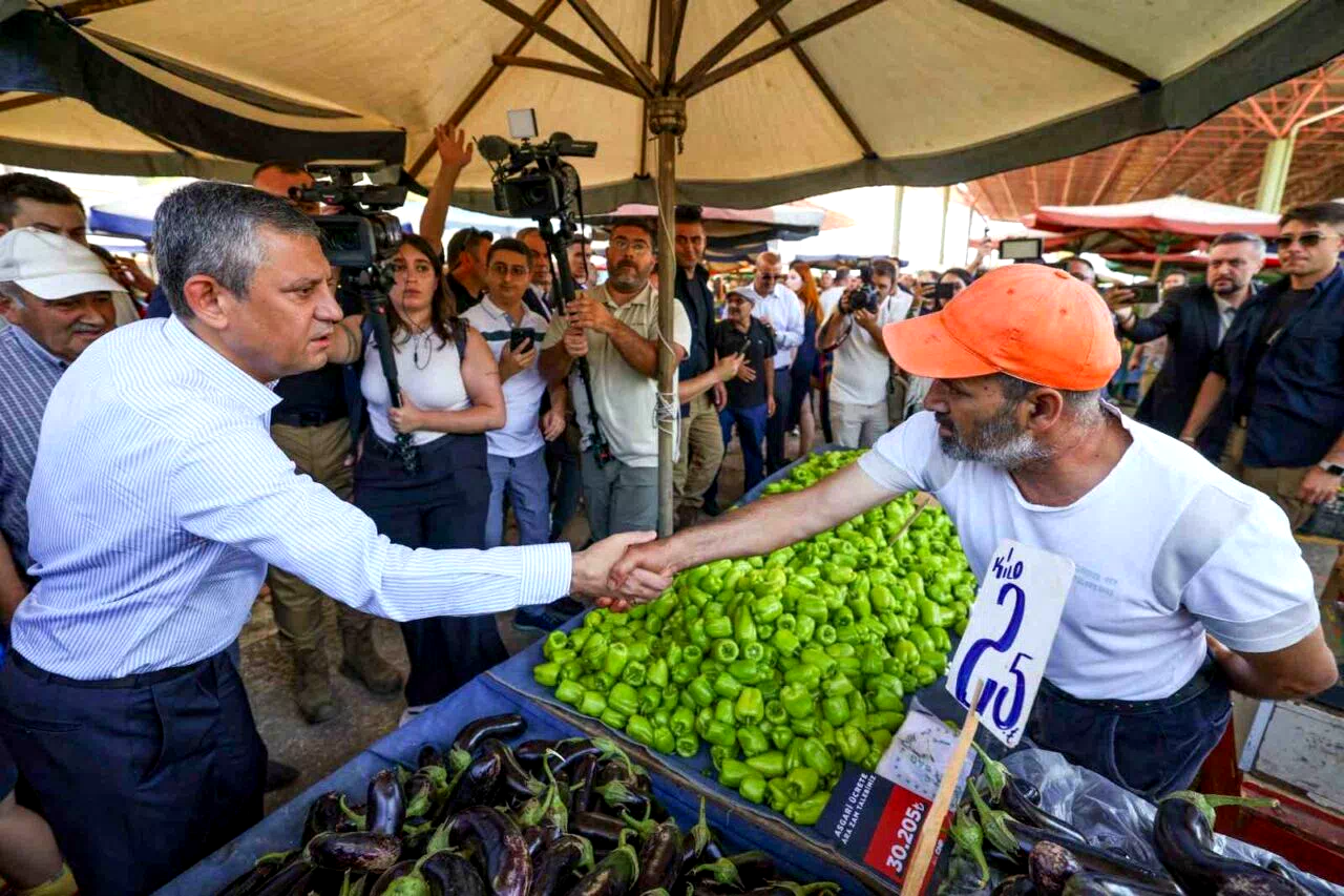 CHP Genel Başkanı Özel, Ankara’da semt pazarı ziyaret etti