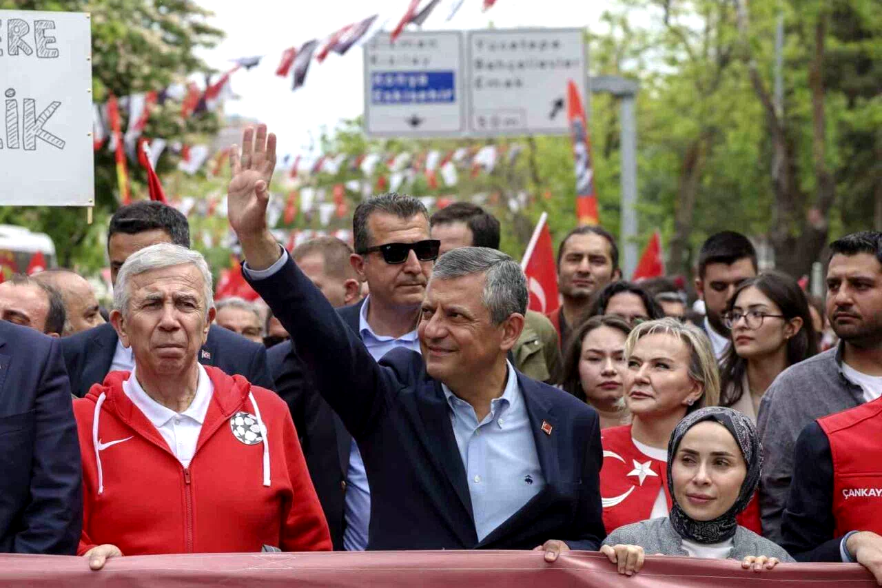 CHP Genel Başkanı Özel: “Gençler Cumhuriyet’e ve Cumhuriyet’in kazanımlarına sahip çıkmaya kararlı”