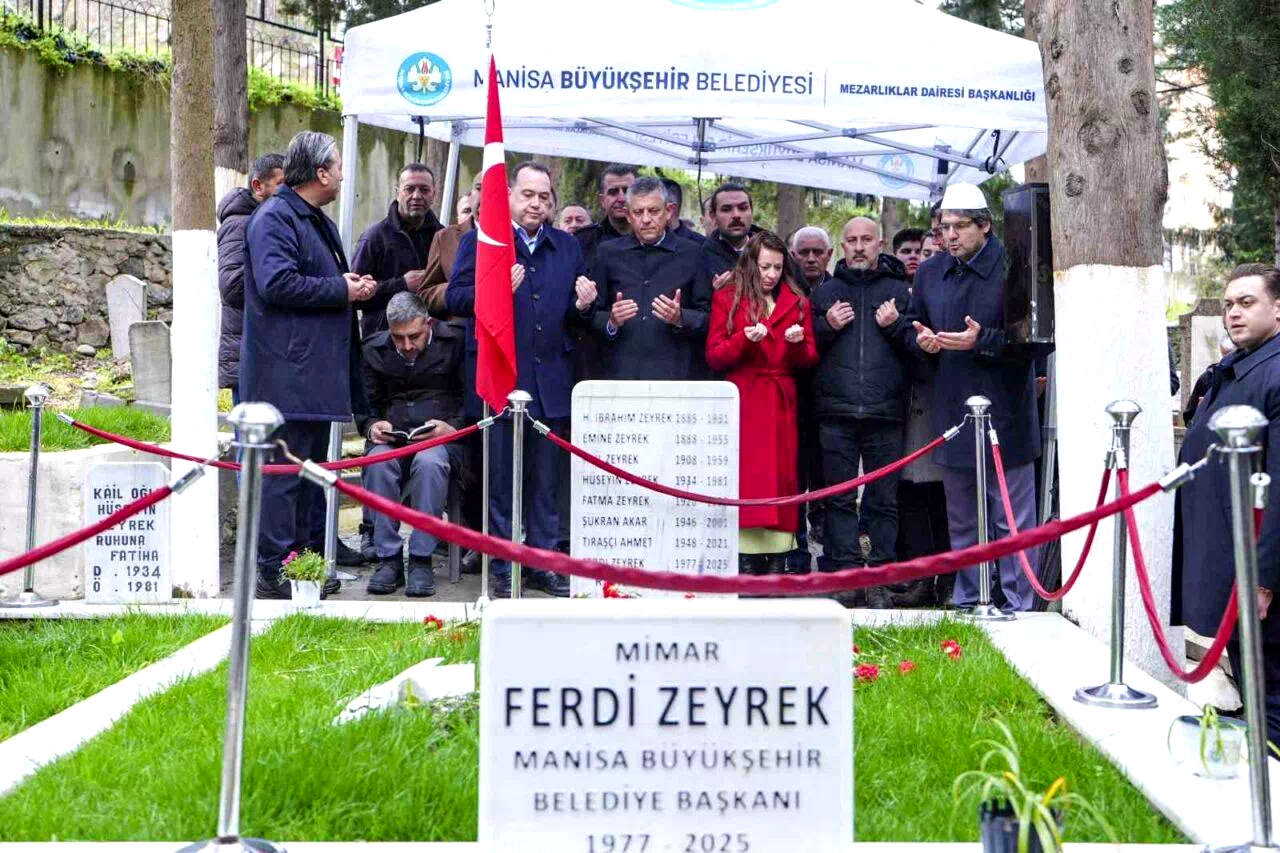 CHP Genel Başkanı Özel, memleketinde kabir ziyaretlerinde bulundu