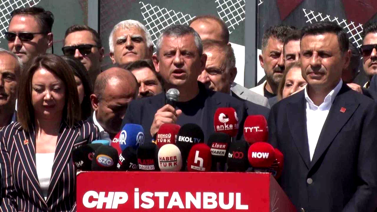 CHP Genel Başkanı Özel, partisinin İstanbul İl Başkanlığını ziyaret etti