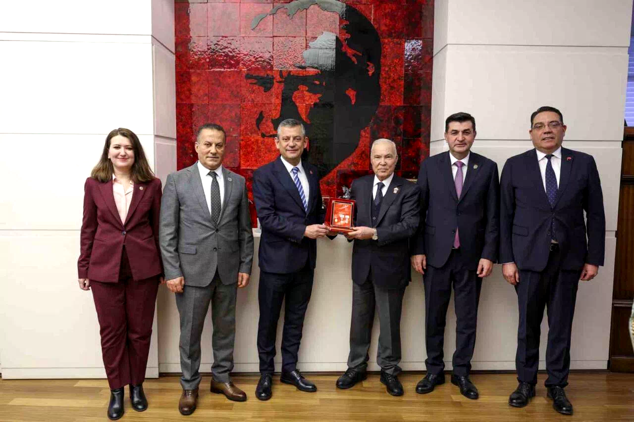 CHP Genel Başkanı Özel, şehit ve gazi dernek temsilcileriyle bir araya geldi