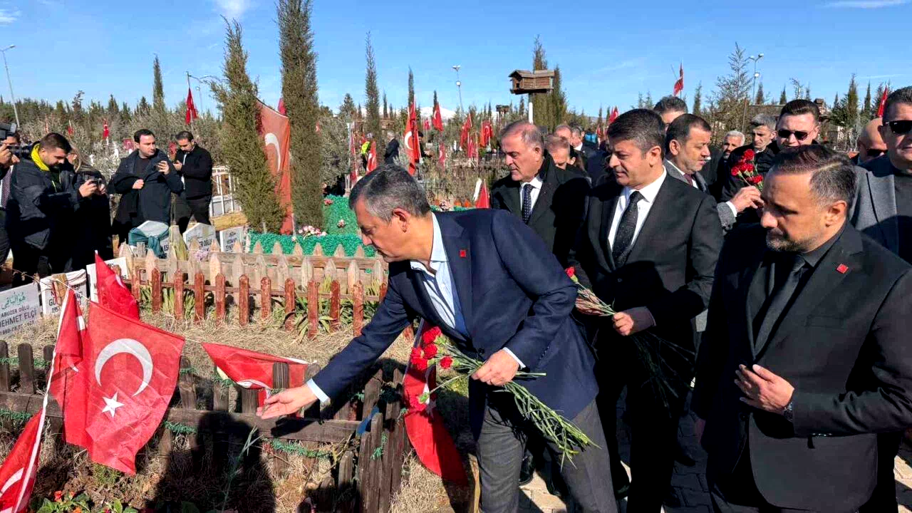 CHP Genel Başkanı Özgür Özel deprem şehitliğini ziyaret etti